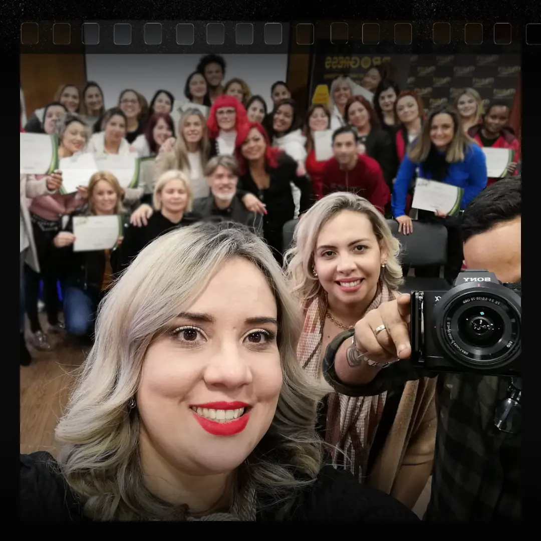 PAULA PITANGA CABELEIREIRA FORMADORA AULA DE MECHAS E COLORIMETRIA.